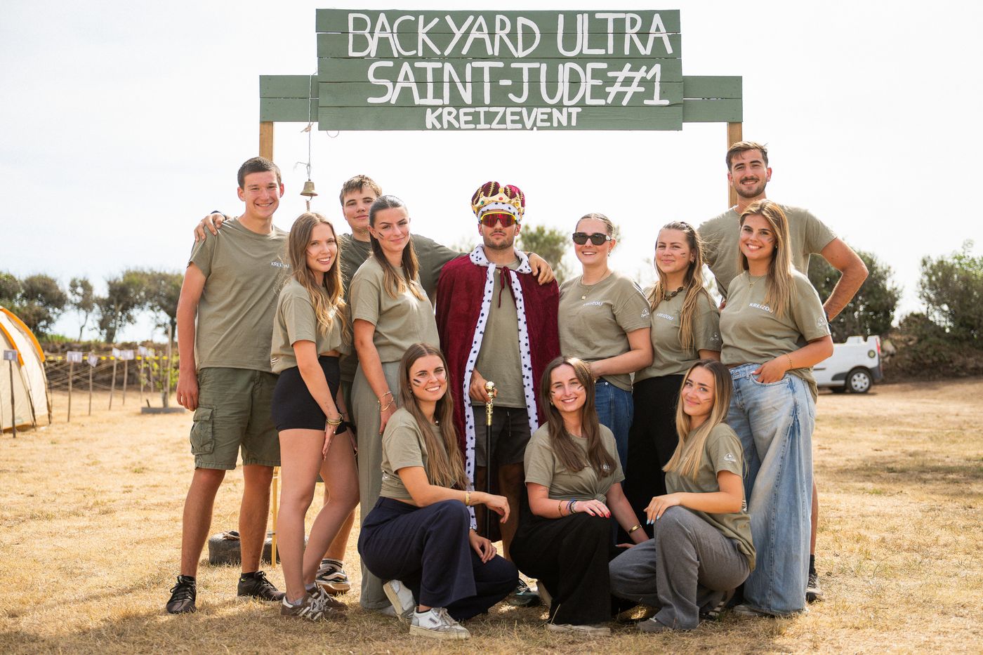 L'&eacute;quipe de b&eacute;n&eacute;voles KreizEvent devant le portique Backyard Ultra Saint-Jude